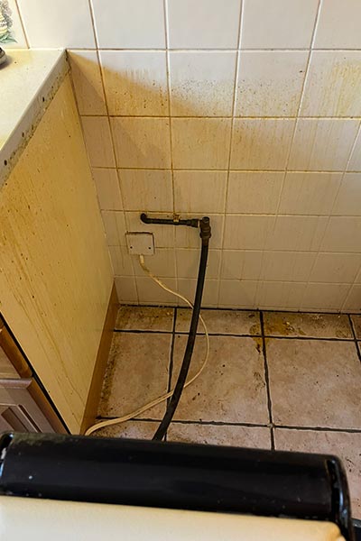 bathroom-cleaning-before